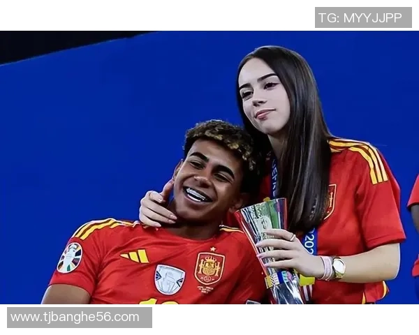 揭秘足球明星们的女友身份与背后的爱情故事